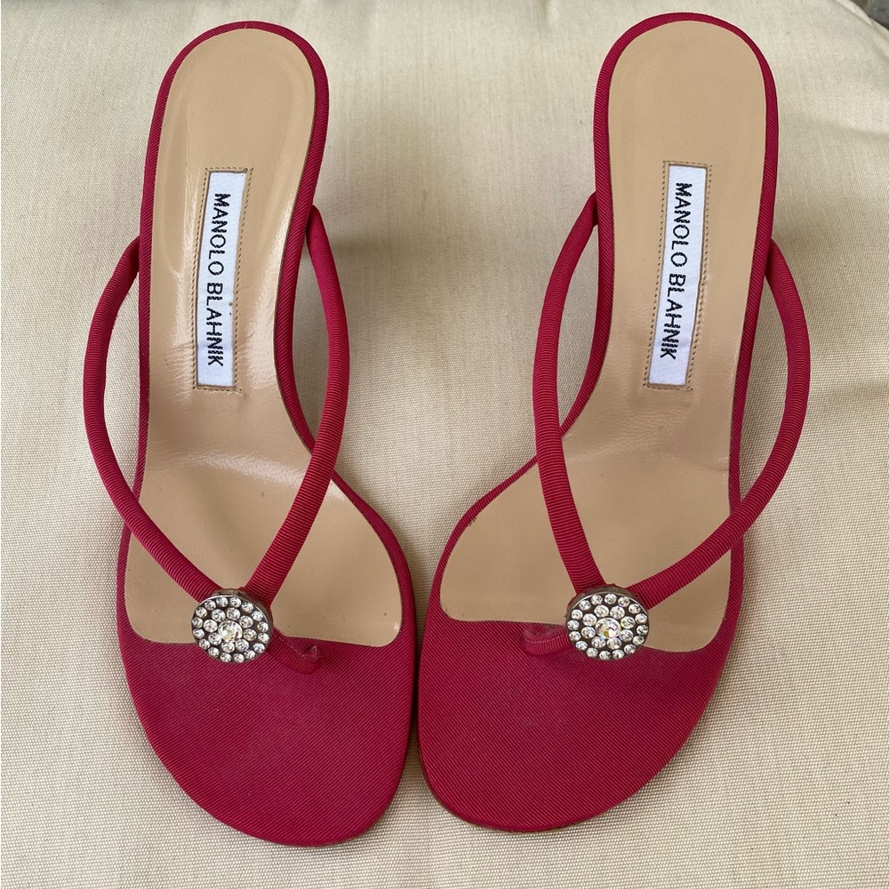 MANOLO BLAHNIK Hot Pink kitten heel